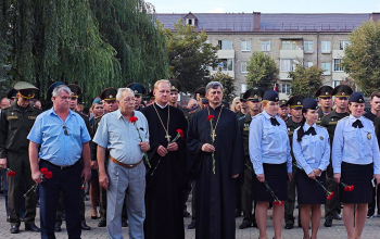 Представители духовенства Борисовской епархии возложили цветы к мемориалу «Жертвам фашизма»