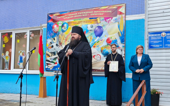 Епископ Амвросий на торжественной линейке СШ № 24 