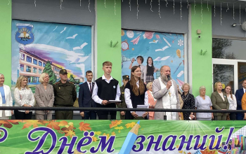 Иерей Александр Лукьянович на торжественной линейке