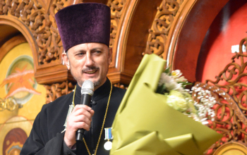 Прихожане храма Рождества Христова поздравили о. Александра с юбилеем