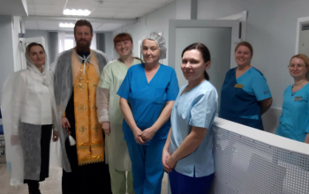 Иерей Антоний Семилет окропил крещенской водой отделения и территорию Борисовского роддома