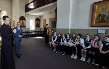 Депутат Руслан Косыгин и учащиеся Лошницкой гимназии в храме Рождества Христова