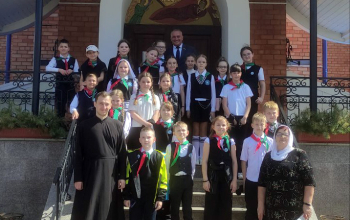 Депутат Руслан Косыгин и учащиеся Лошницкой гимназии в храме Рождества Христова