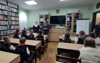 Депутат Руслан Косыгин и учащиеся Лошницкой гимназии в храме Рождества Христова