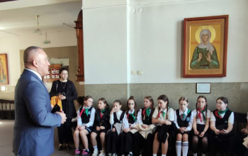 Депутат Руслан Косыгин и учащиеся Лошницкой гимназии в храме Рождества Христова
