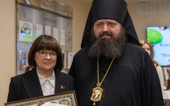 Епископ Амвросий наградил грамотой Красовскую Тамару Петровну