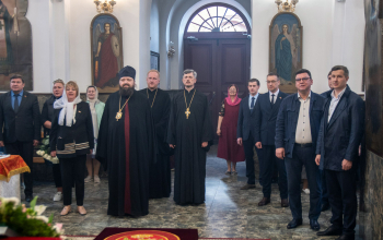 Пасхальная вечерня и утреня в кафедральном соборе в четверг Светлой седмицы