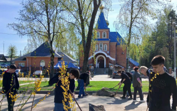 Уборка прихрамовой территории учащимися ГУО "Борисовский государственный строительный колледж"