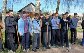 Уборка прихрамовой территории учащимися ГУО "Борисовский государственный строительный колледж"