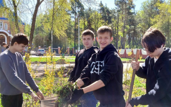 Уборка прихрамовой территории учащимися ГУО "Борисовский государственный строительный колледж"