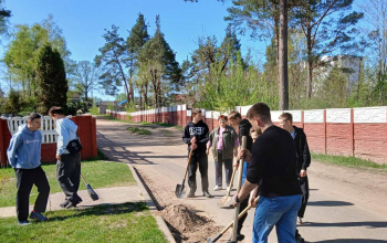 Уборка прихрамовой территории учащимися ГУО "Борисовский государственный строительный колледж"