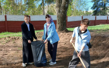 Уборка прихрамовой территории учащимися ГУО "Борисовский государственный строительный колледж"