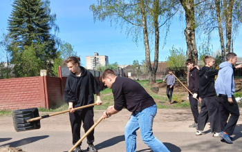 Уборка прихрамовой территории учащимися ГУО "Борисовский государственный строительный колледж"