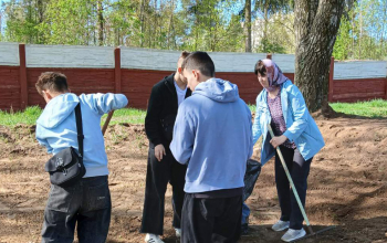 Уборка прихрамовой территории учащимися ГУО "Борисовский государственный строительный колледж"