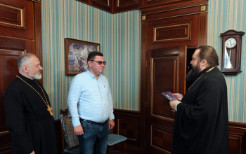 Епископ Амвросий поздравил Дмитрия Батракова с юбилеем и наградил медалью в честь Марьиногорской иконы Божьей Матери