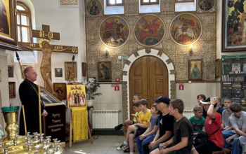 Подростки из лагеря «Защитник Отечества» в храме Димитрия Донского