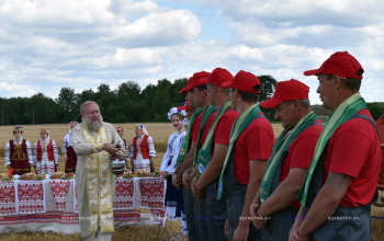 В праздник первого снопа иерей Александр Лукьянович помолился перед началом уборки зерновых