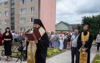 Владыка Амвросий освятил новую модульную библиотеку