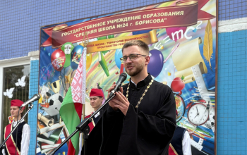 Иерей Вадим Свириденко на линейке СШ № 24