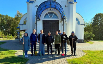 Cубботник по уборке территории прихода храма Святой Живоначальной Троицы
