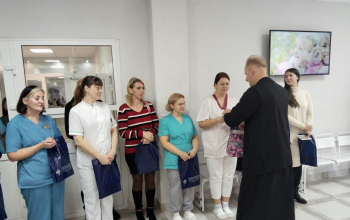 Протоиерей Сергий Башкиров поздравил молодых мам и многодетных сотрудниц роддома