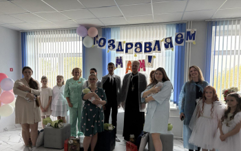 Протоиерей Сергий Башкиров поздравил молодых мам и многодетных сотрудниц роддома