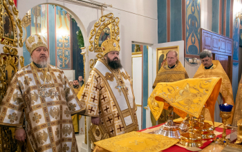 Торжественное архиерейское богослужение в честь 50-летия епископа Амвросия