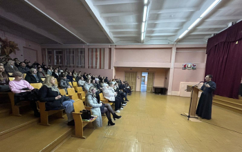 Иерей Артемий Щербицкий выступил на родительском собрании в СШ № 22