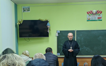 Иерей Сергий Хацкевич на родительском собрании в Старо-Борисовской школе