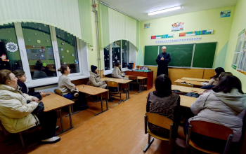 Иерей Сергий Хацкевич на родительском собрании в Старо-Борисовской школе