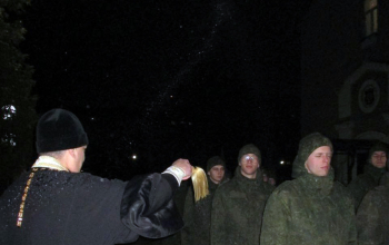 Иерей Сергий Сасыкбаев благословил новобранцев зенитно-ракетного полка 