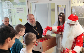 Доброе чудо: священники принесли праздник в детскую больницу