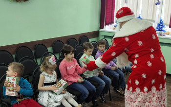 Волшебство пришло в гости: священники с Дедом Морозом и Снегурочкой подарили праздник детям в приюте