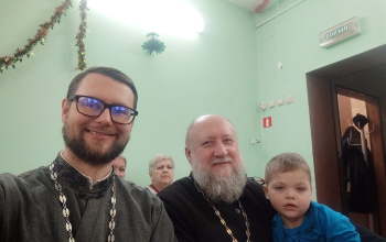 Волшебство пришло в гости: священники с Дедом Морозом и Снегурочкой подарили праздник детям в приюте