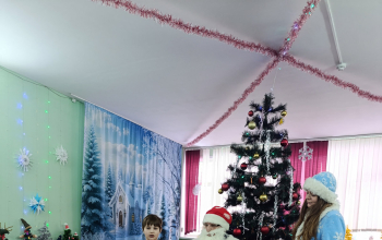 Волшебство пришло в гости: священники с Дедом Морозом и Снегурочкой подарили праздник детям в приюте