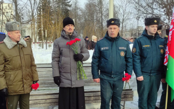 Протоиерей Александр Вербило возложил цветы к памятнику воинов-интернационалистов