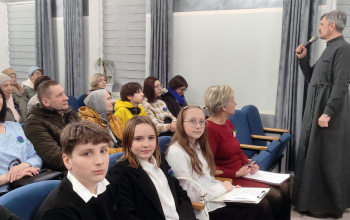 Вечерний кинозал в духовно-просветительском центре храма Рождества Христова