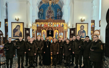 Военнослужащие в кафедральном соборе Воскресения Христова