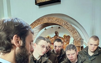 Военнослужащие в кафедральном соборе Воскресения Христова