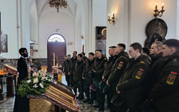 Военнослужащие в кафедральном соборе Воскресения Христова