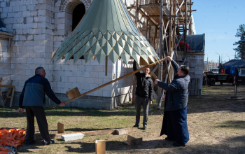 Водружение купола и креста