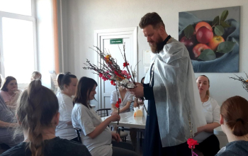 В праздник Входа Господня в Иерусалим иерей Антоний Семилет посетил Борисовский родильный дом