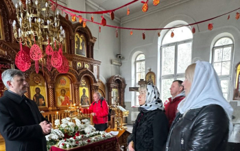 Представители общественных организаций Борисовского региона украшали храм Рождества Христова к Пасхе