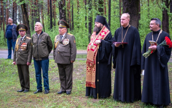 В День Победы епископ Амвросий освятил поклонный крест на въезде в микрорайон Печи