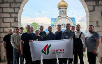 Активисты Белорусской партии «Белая Русь» провели субботник в приходе храма Святой Живоначальной Троицы