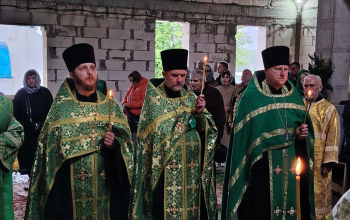 Всенощное бдение в строящемся храме прихода Святой Живоначальной Троицы
