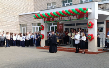 Иерей Фёдор Малеев на линейке в СШ №16