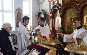 Вифлеемский огонь  доставлен в храм Рождества Христова