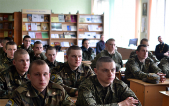 Встреча военнослужащих Борисовского гарнизона со священником