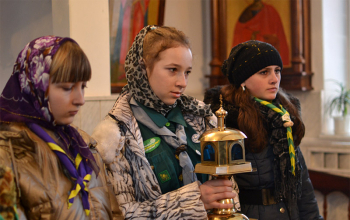 Благодатный огонь в храме Рождества Христова